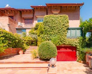 Exterior view of Single-family semi-detached for sale in  Madrid Capital  with Air Conditioner, Heating and Private garden