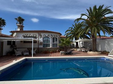 Casa con piscina en venta en Carrer Camamilla 13