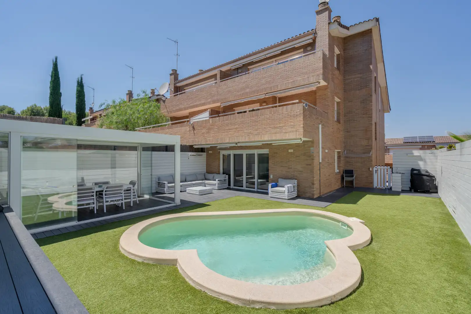 Piscina de Casa adosada en venta en Sant Quirze del Vallès con Aire acondicionado, Calefacción y Jardín privado