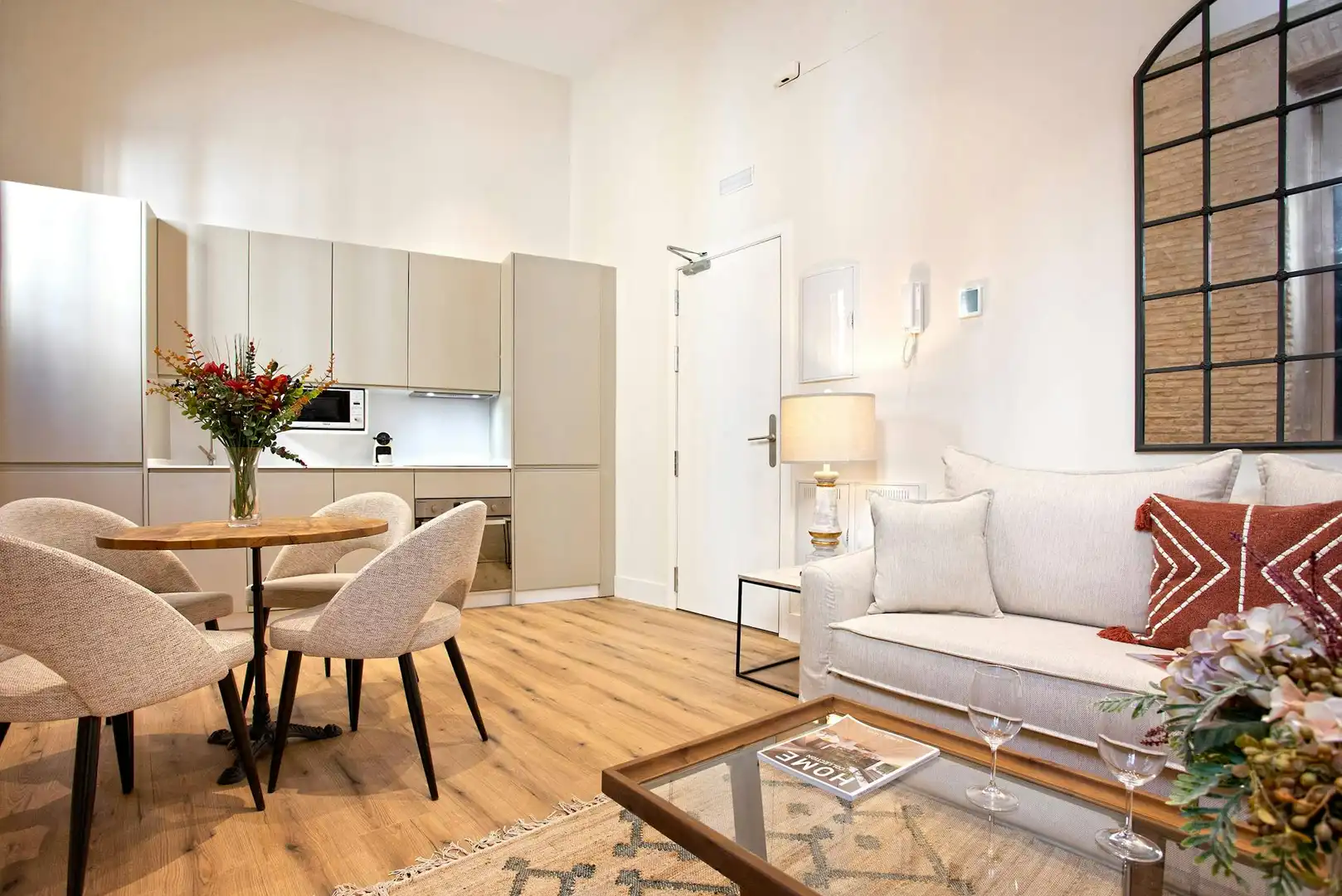 Living room of Flat for rent in Sevilla  with Air Conditioner, Heating and Washing machine