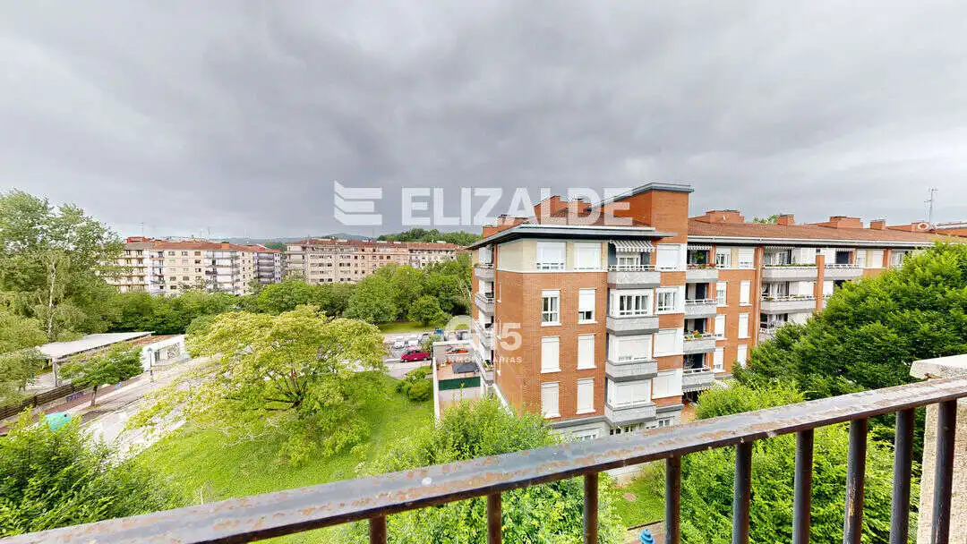 Vista exterior de Àtic en venda en Errenteria amb Calefacció, Jardí privat i Terrassa