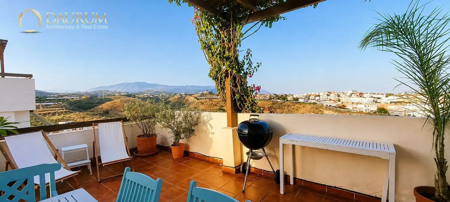 Casa pareada con piscina en venta en AVENIDA AMATISTA