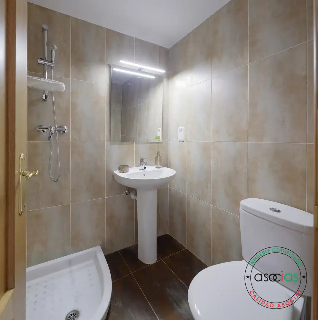 Baño de Ático en venta en Gijón  con Calefacción, Terraza y Balcón
