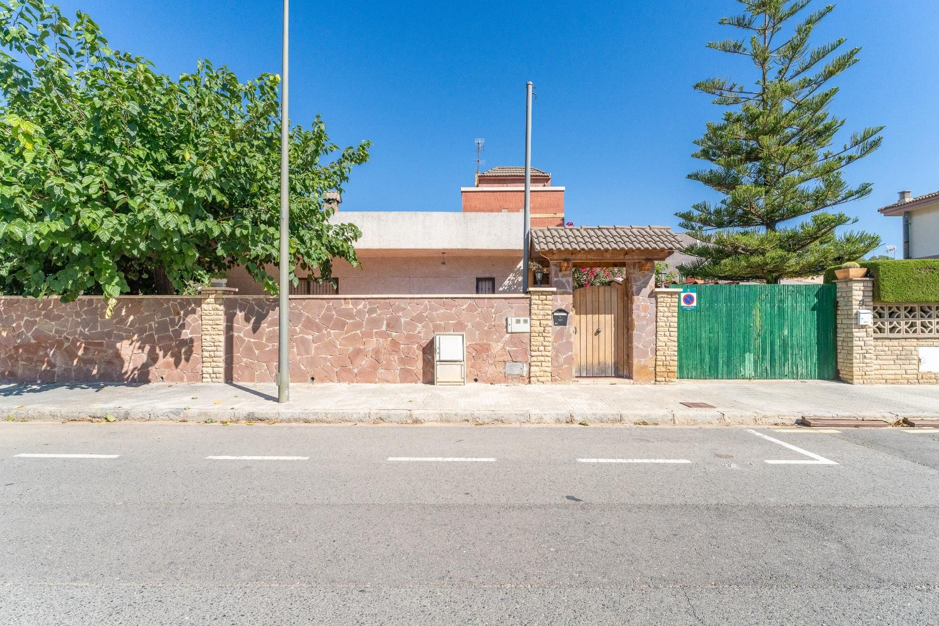 Vista exterior de Casa o xalet en venda en Reus amb Aire condicionat, Calefacció i Jardí privat