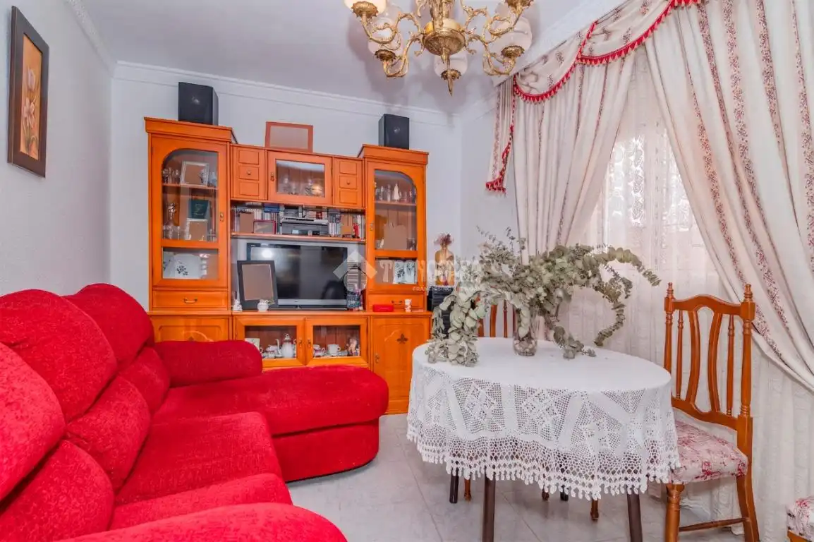 Sala d'estar de Casa adosada en venda en Loja amb Aire condicionat, Terrassa i Traster