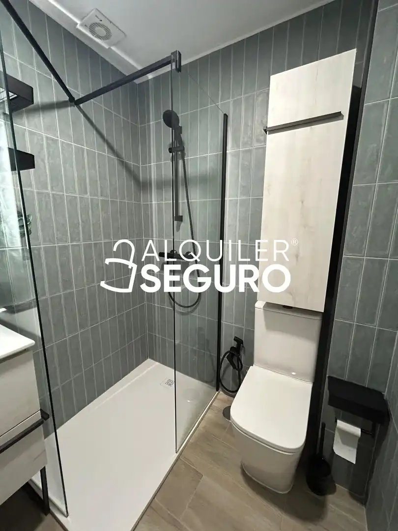 Baño de Piso de alquiler en Alcalá de Henares con Aire acondicionado, Calefacción y Amueblado