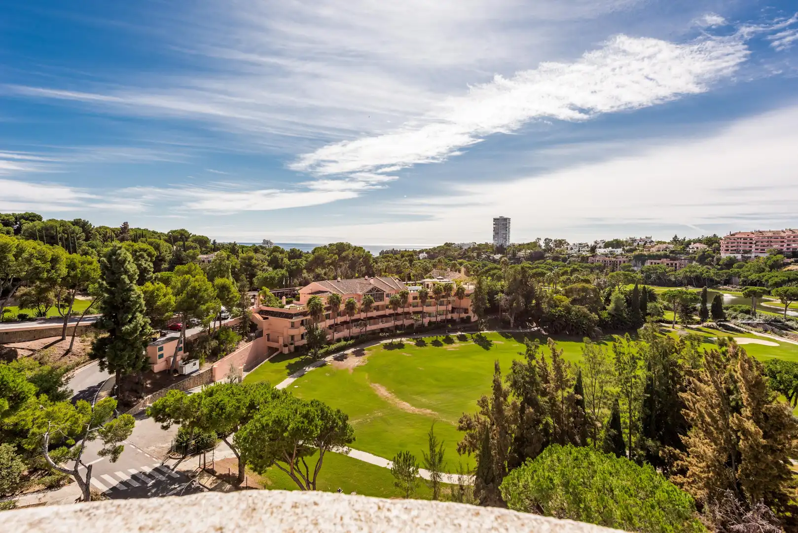 Vista exterior de Ático de alquiler en Marbella con Aire acondicionado, Calefacción y Jardín privado