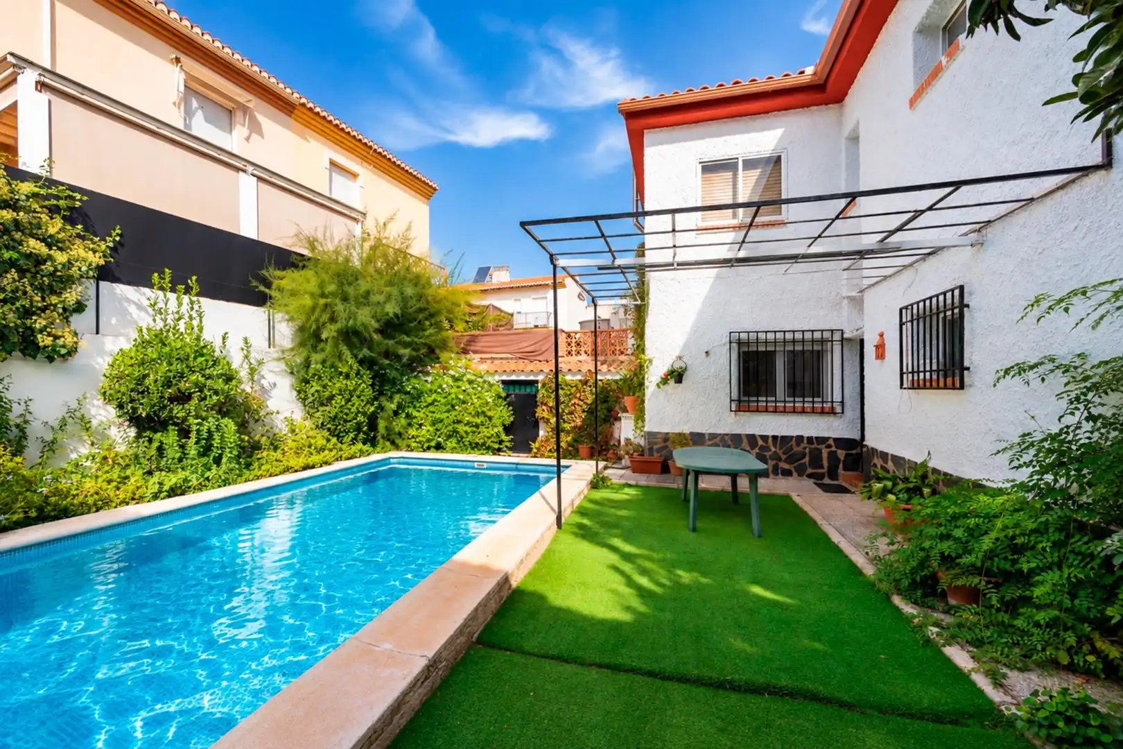 Piscina de Casa adosada en venta en Ogíjares con Aire acondicionado, Calefacción y Jardín privado