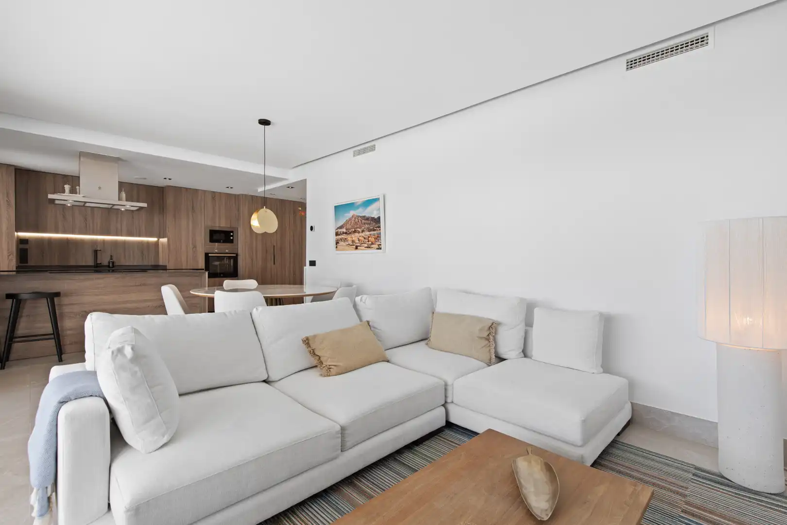 Sala de estar de Apartamento en venta en Istán con Aire acondicionado, Terraza y Piscina