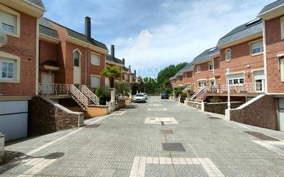 Vista exterior de Casa adosada en venda en Sariegos amb Calefacció, Jardí privat i Terrassa