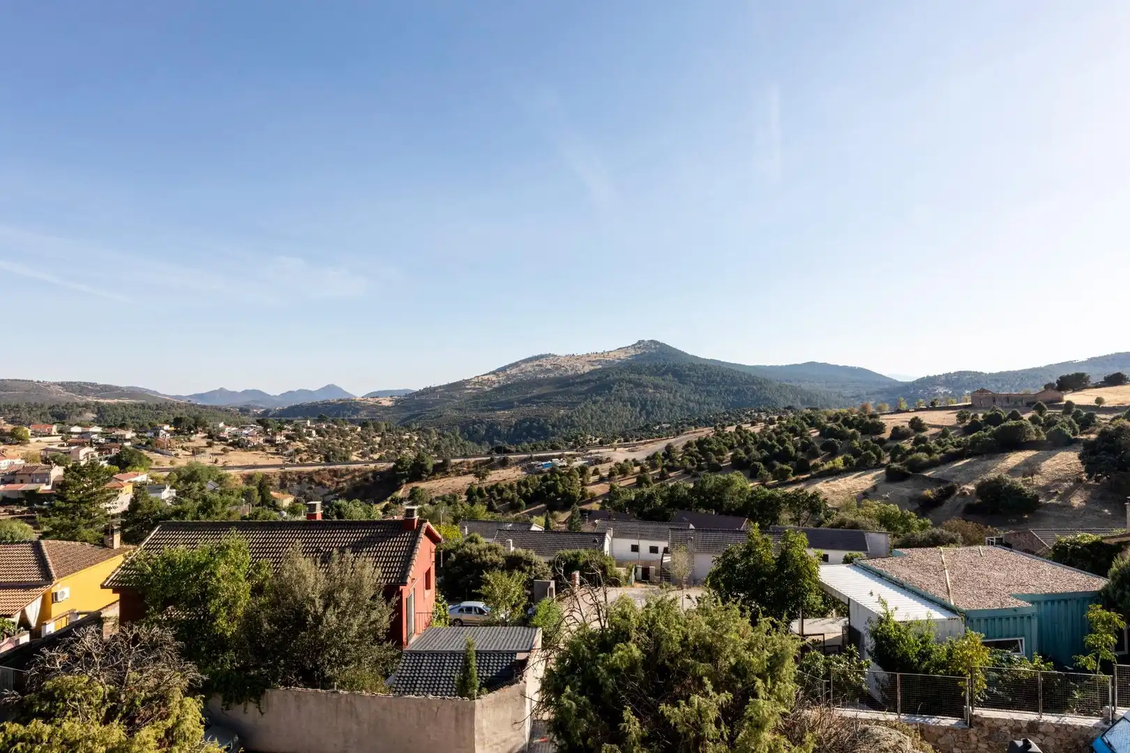 Vista exterior de Casa o xalet en venda en Santa María de la Alameda amb Calefacció, Jardí privat i Terrassa