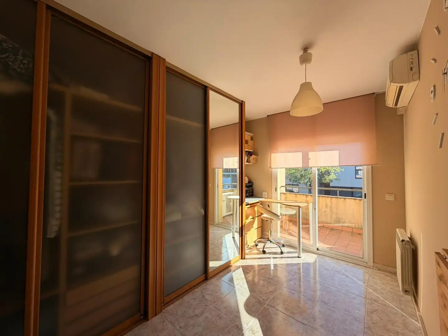 Habitación de Casa adosada en venta en Vilablareix con Calefacción y Trastero
