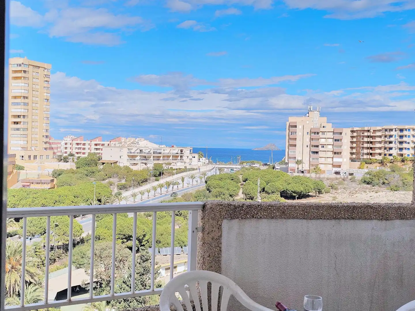 Vista exterior de Apartamento de alquiler en La Manga del Mar Menor con Terraza y Piscina