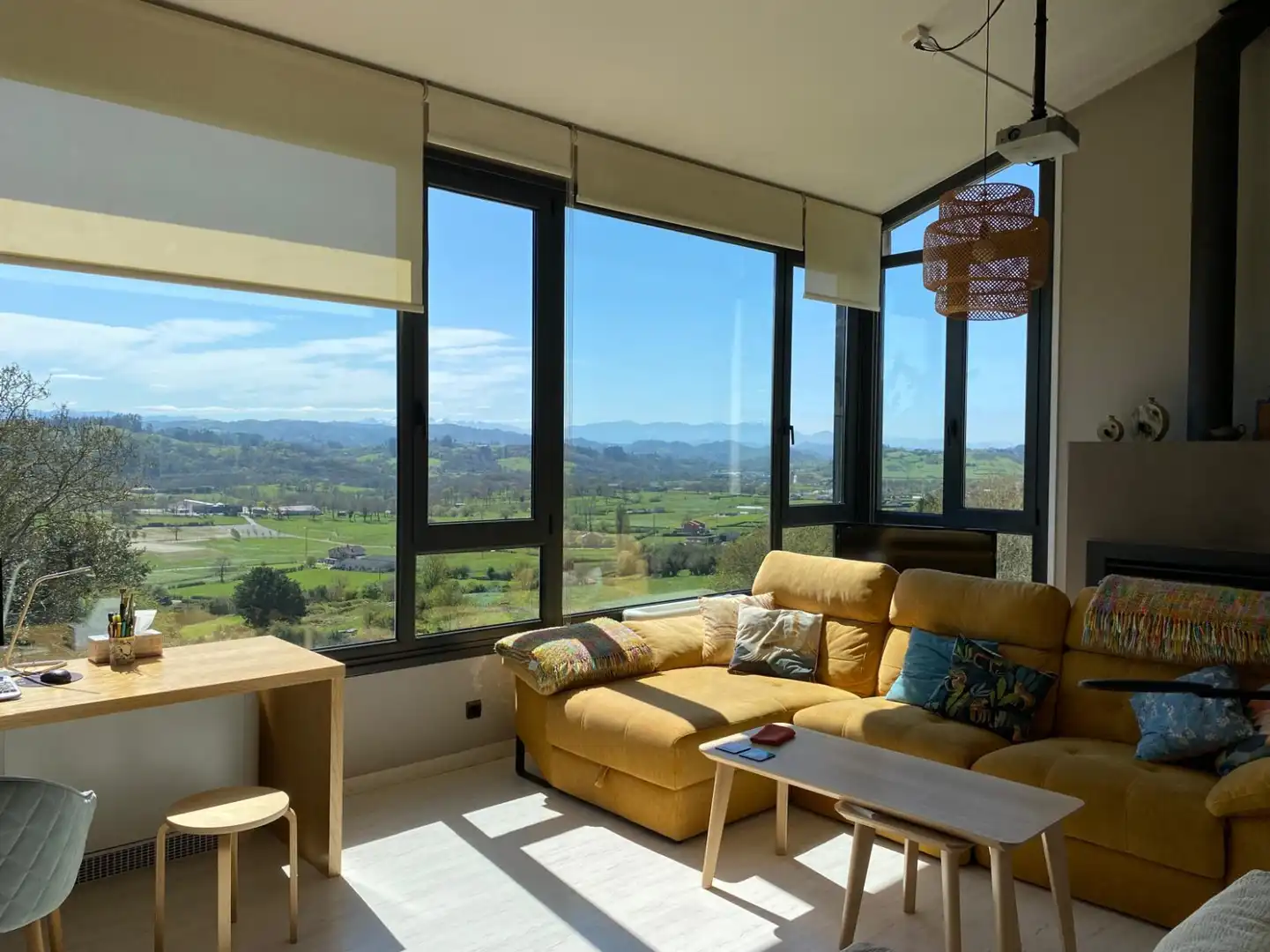 Sala d'estar de Casa o xalet en venda en Sariego amb Calefacció, Terrassa i Traster