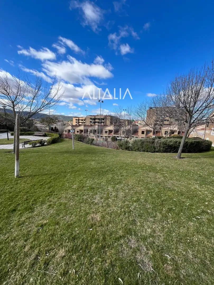Vista exterior de Casa adosada en venta en Cuenca con Calefacción, Piscina y Piscina comunitaria