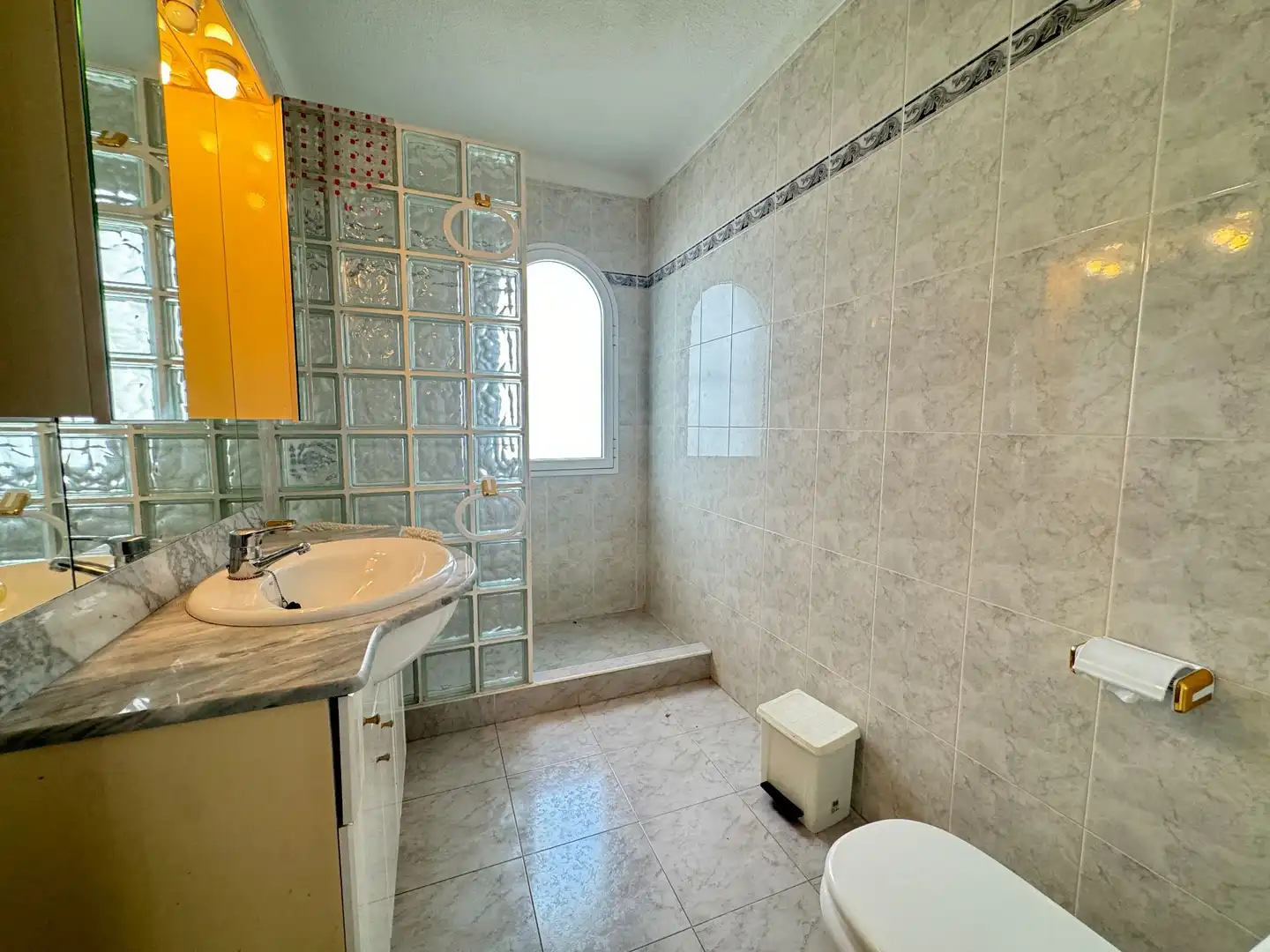 Bany de Apartament en venda en Torrox amb Terrassa, Moblat i Piscina comunitària