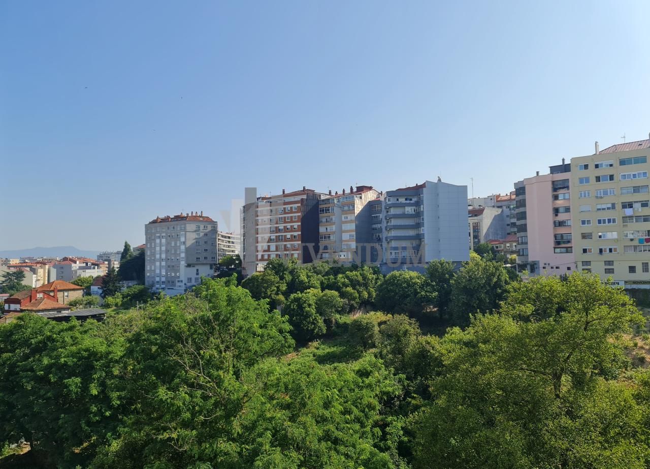 Vista exterior de Oficina de lloguer en Vigo  amb Calefacció