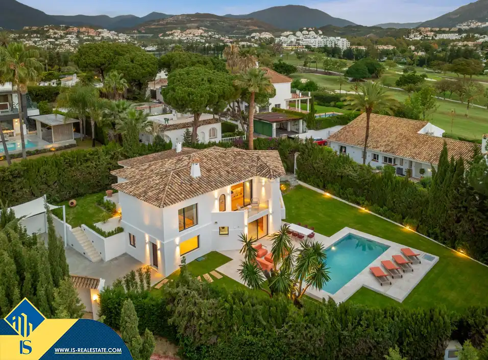 Vista exterior de Casa o chalet en venta en Marbella con Terraza, Piscina y Amueblado
