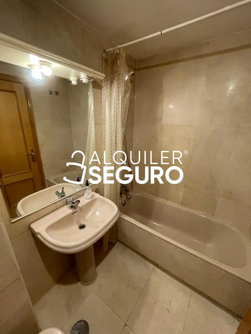 Bathroom of Flat for rent in Madrid  with Heating