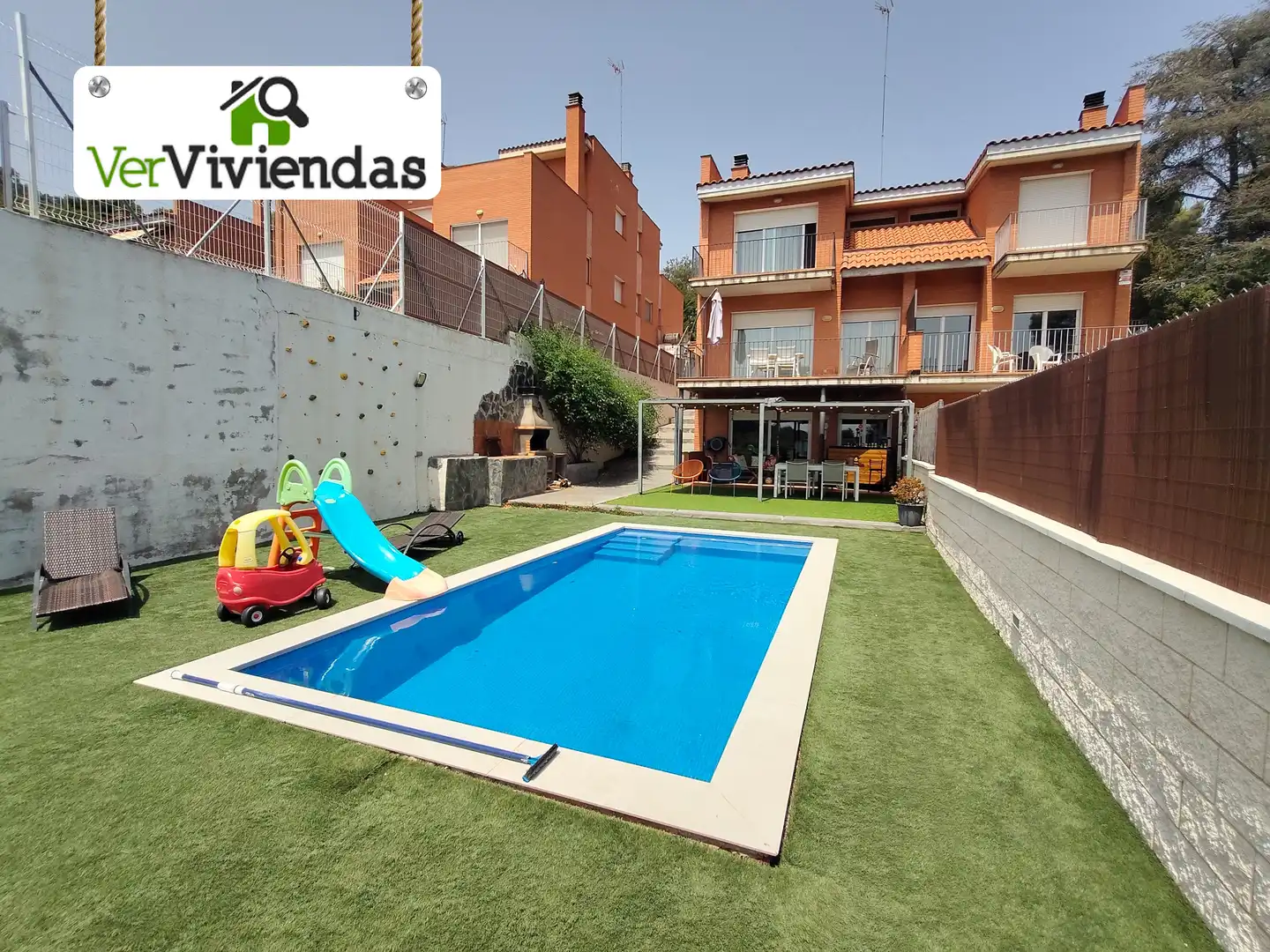 Piscina de Casa adosada en venda en Castellar del Vallès amb Calefacció, Jardí privat i Terrassa