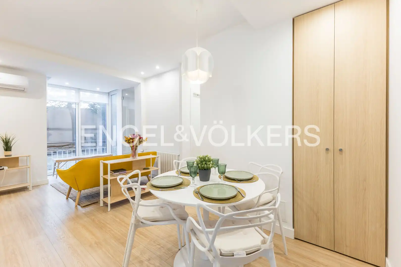 Menjador de Apartament de lloguer en Madrid amb Aire condicionat, Calefacció i Moblat