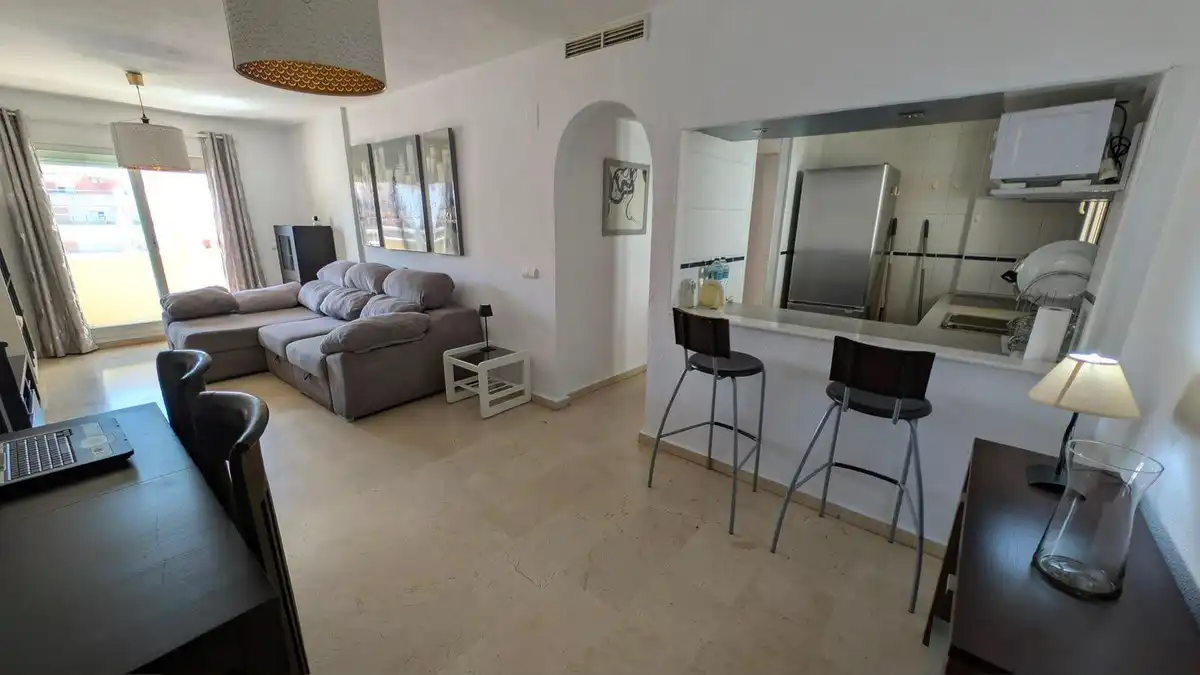 Sala d'estar de Apartament en venda en Benalmádena amb Aire condicionat, Calefacció i Jardí privat