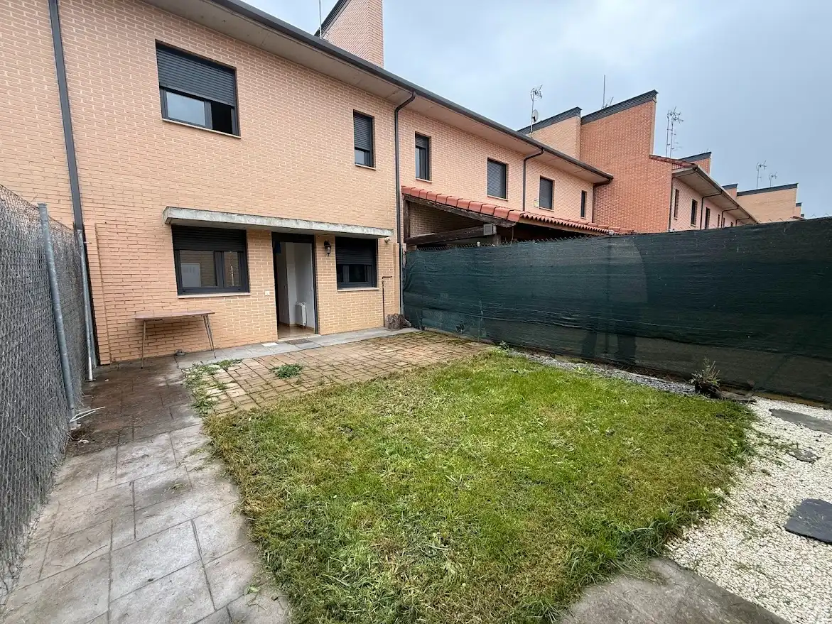 Jardí de Casa adosada en venda en Garrafe de Torío amb Calefacció, Jardí privat i Parquet