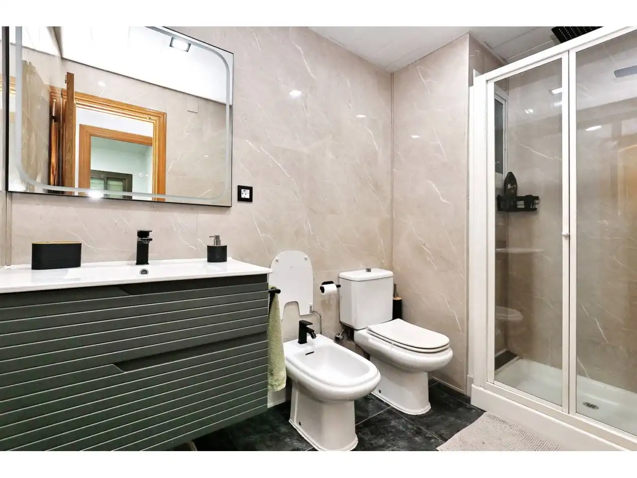 Bathroom of Flat for sale in Santa Coloma de Gramenet  with Furnished and Balcony