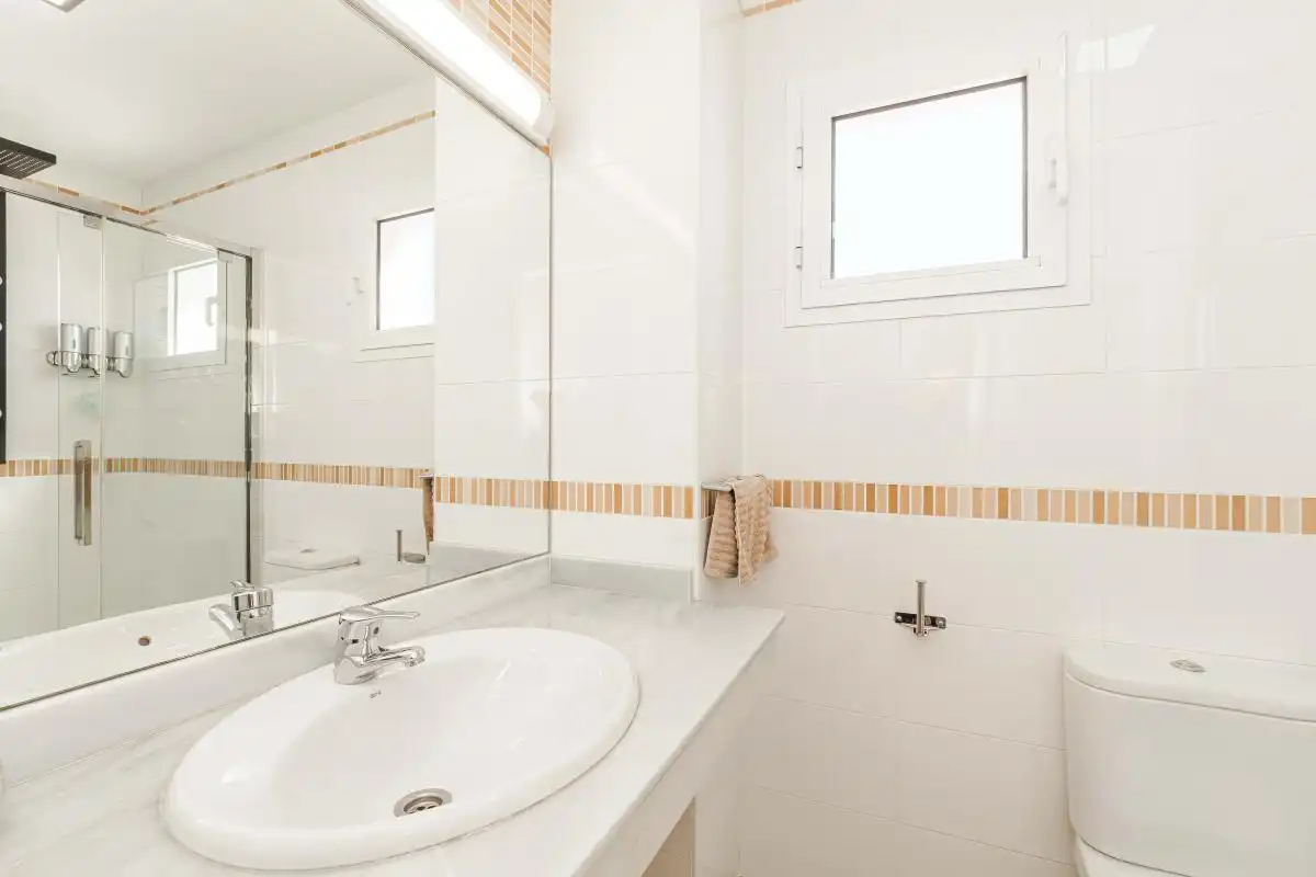 Baño de Casa o chalet en venta en Huévar del Aljarafe con Aire acondicionado, Calefacción y Jardín privado