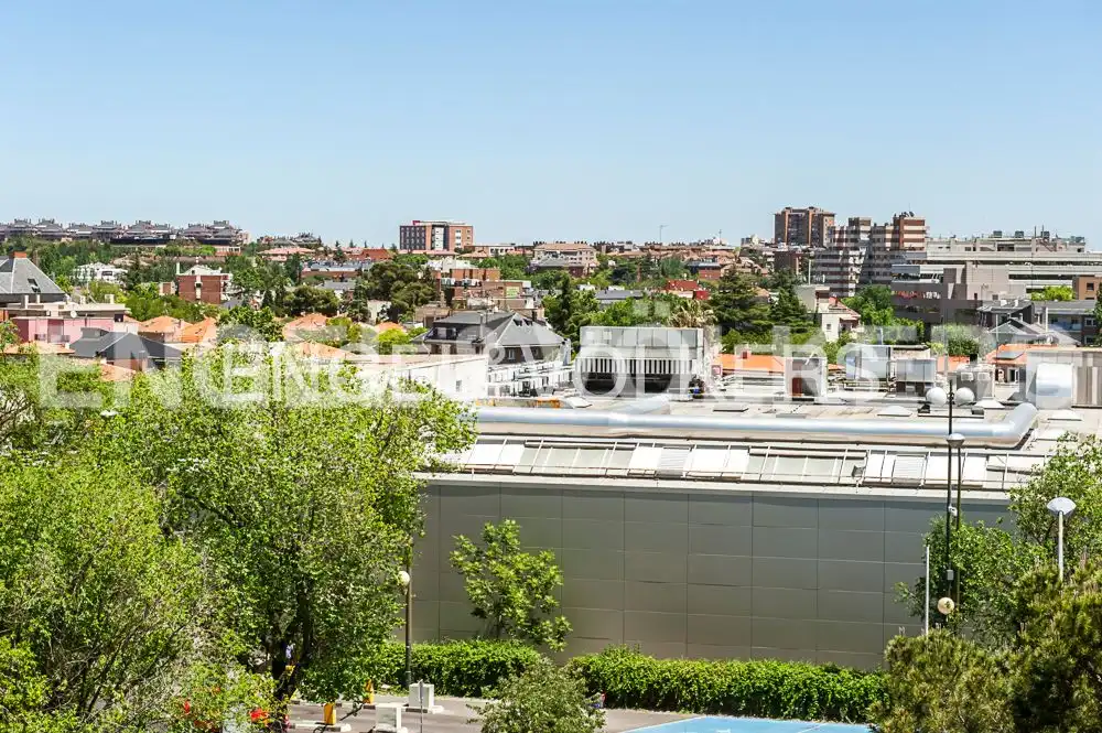 Vista exterior de Pis en venda en Madrid amb Aire condicionat, Calefacció i Jardí privat