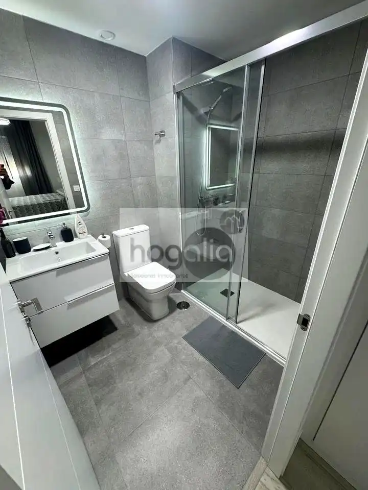 Badezimmer von Wohnung zur Miete in Sevilla mit Klimaanlage, Heizung und Terrasse