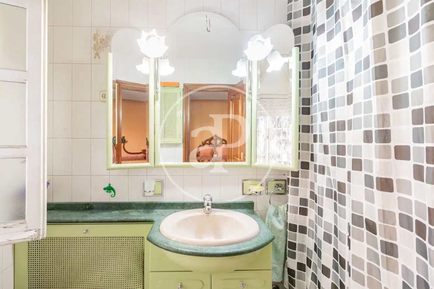 Baño de Casa adosada en venta en Madrid con Aire acondicionado, Calefacción y Jardín privado