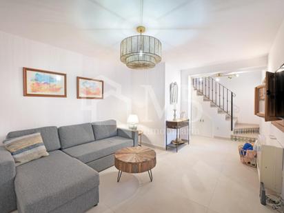 Sala d'estar de Casa adosada en venda en Algarrobo amb Aire condicionat, Terrassa i Moblat