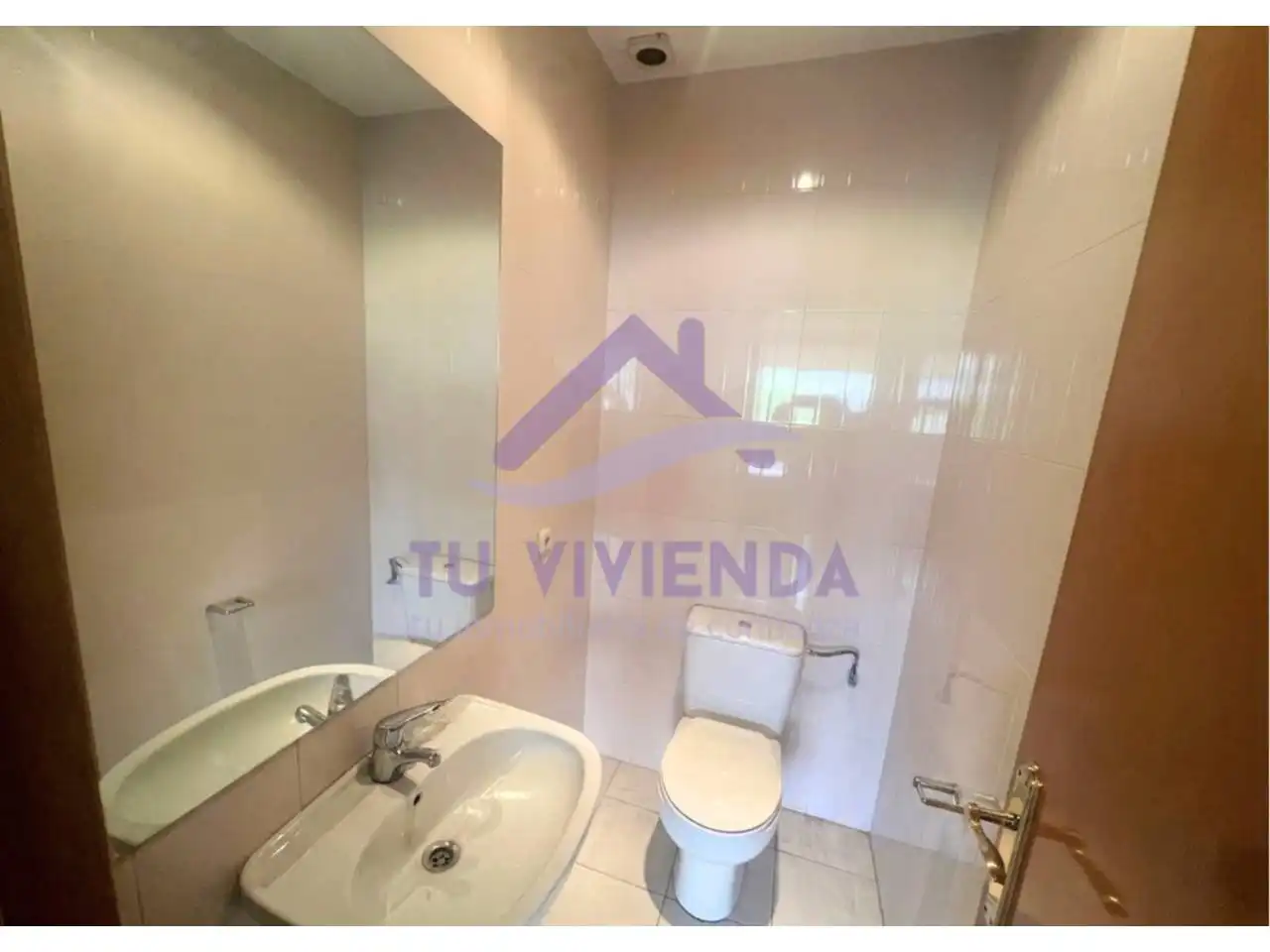 Bathroom of Office for rent in Valladolid  with Air Conditioner