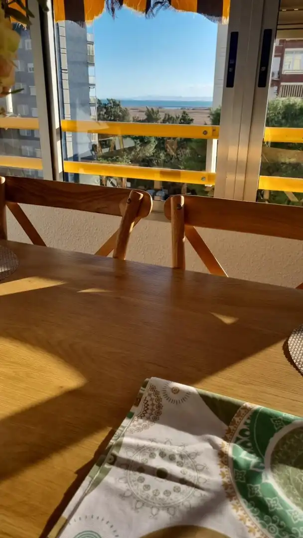 Menjador de Pis per a compartir en La Pobla de Farnals amb Aire condicionat, Jardí privat i Terrassa