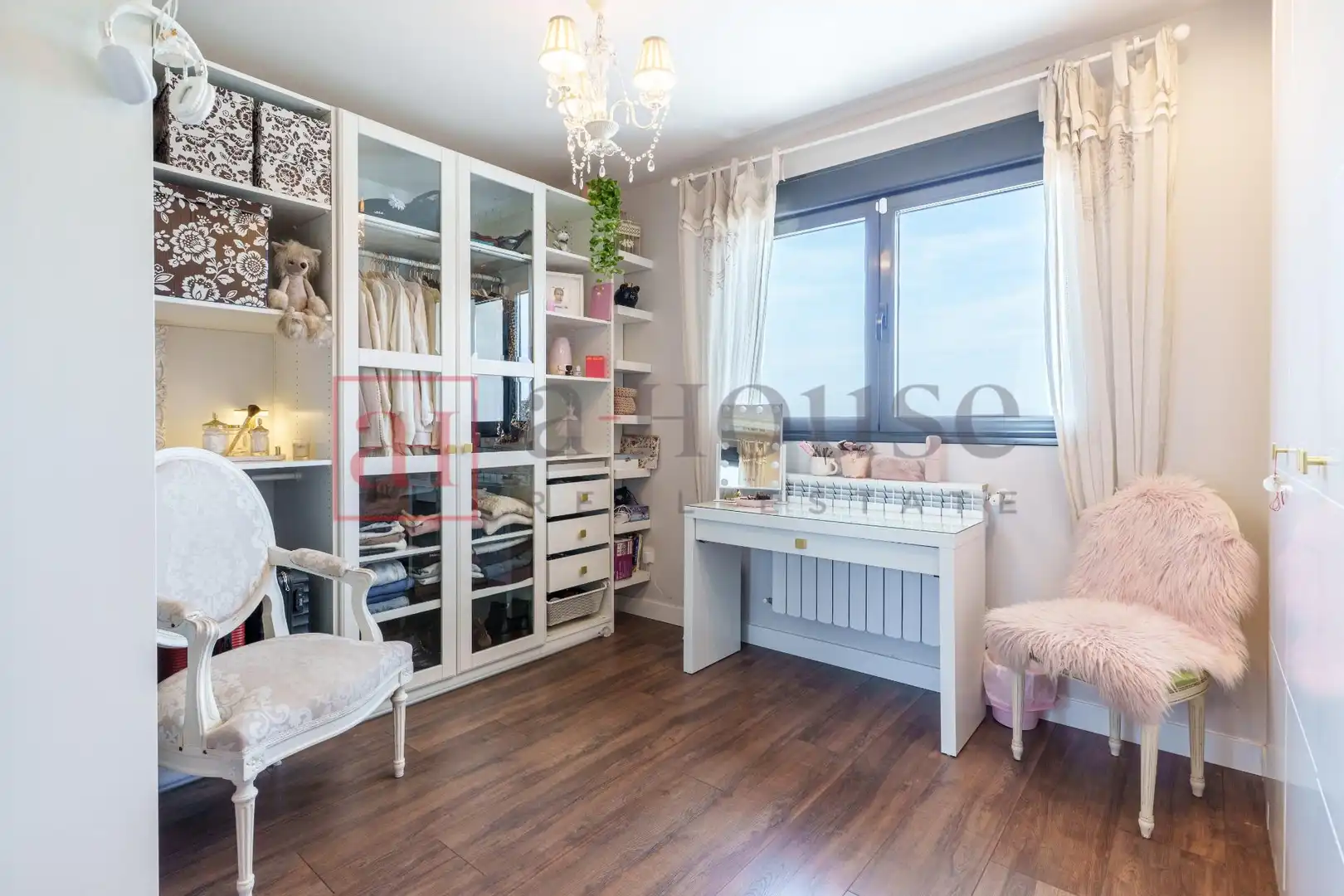 Habitación de Casa adosada en venta en Boadilla del Monte con Aire acondicionado, Calefacción y Jardín privado