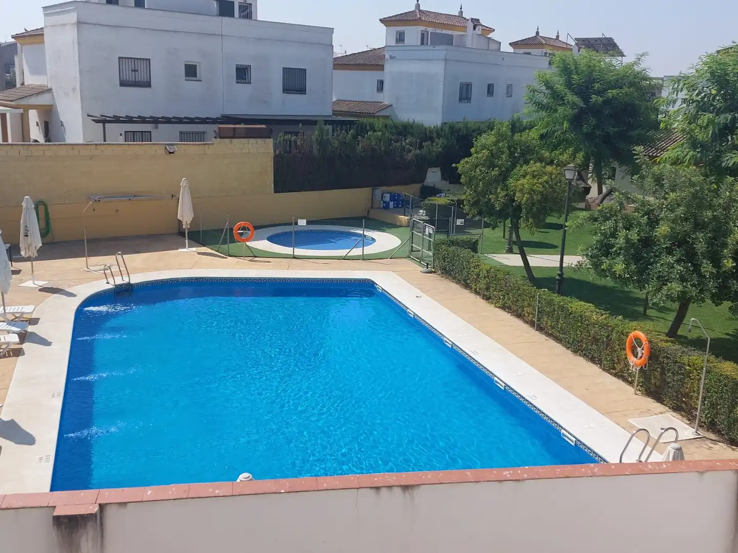 Piscina de Casa adosada en venda en Gines amb Aire condicionat, Jardí privat i Terrassa