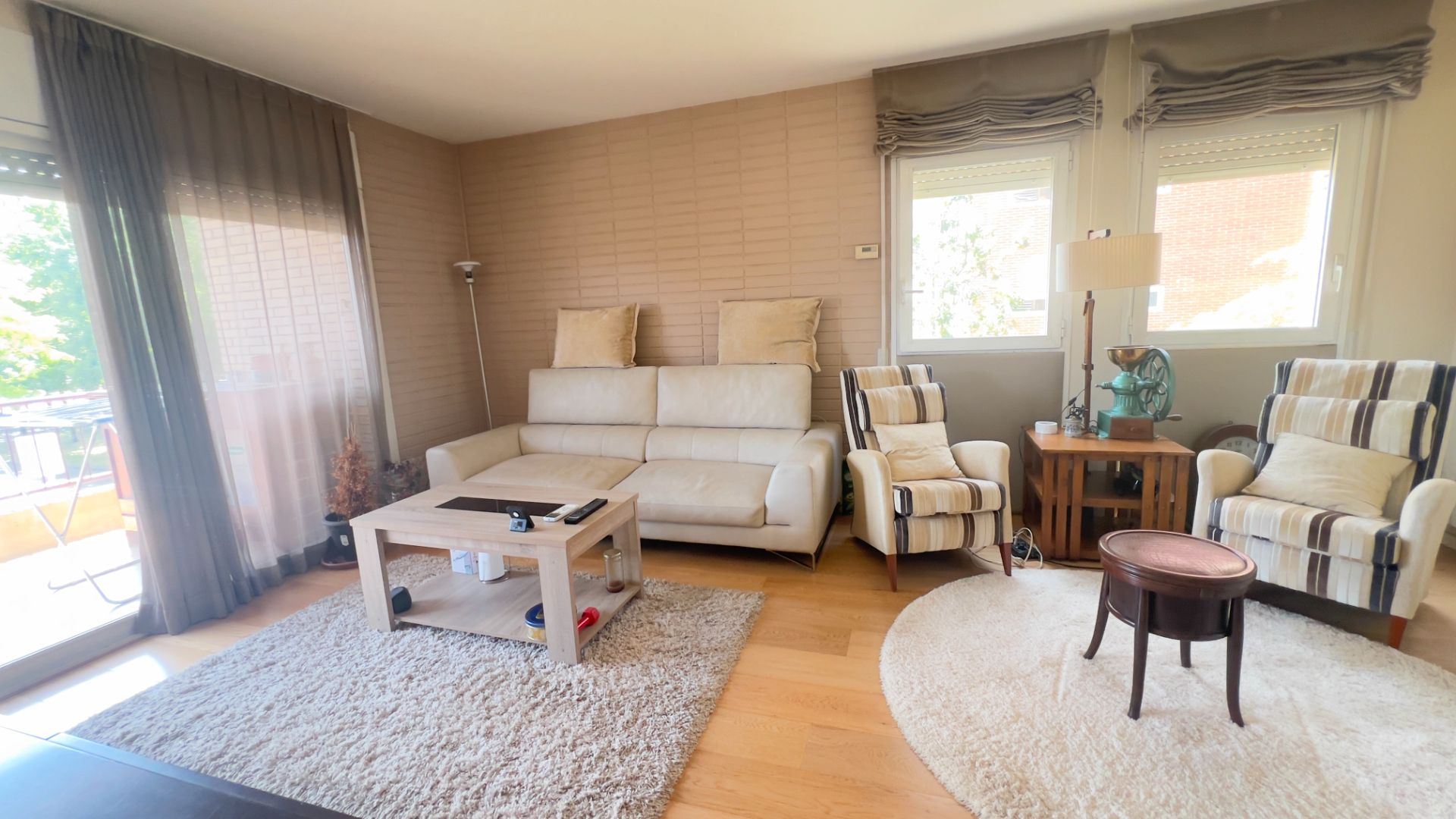 Living room of Flat for sale in Girona Capital  with Air Conditioner, Heating and Parquet flooring