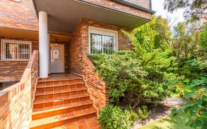 Vista exterior de Casa o xalet en venda en Majadahonda amb Aire condicionat i Piscina