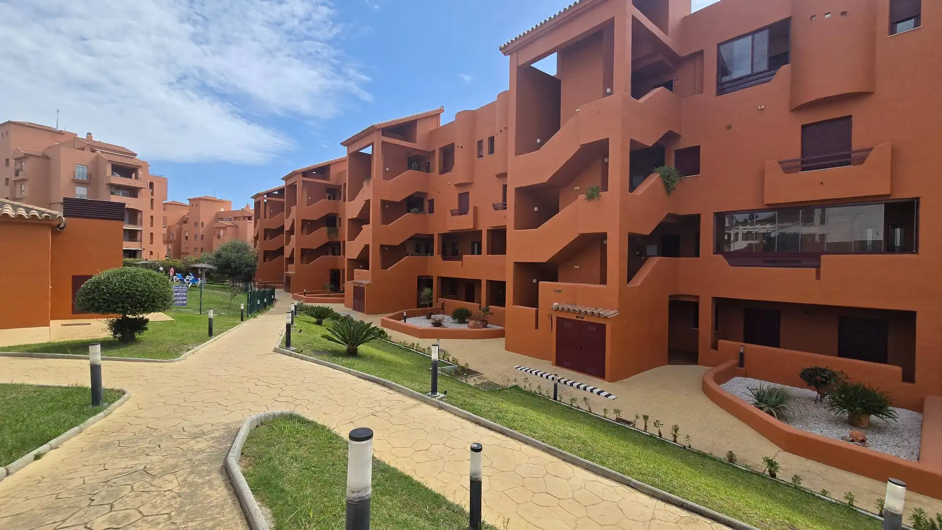 Außenansicht von Wohnungen zum Verkauf in Manilva mit Klimaanlage, Privatgarten und Terrasse