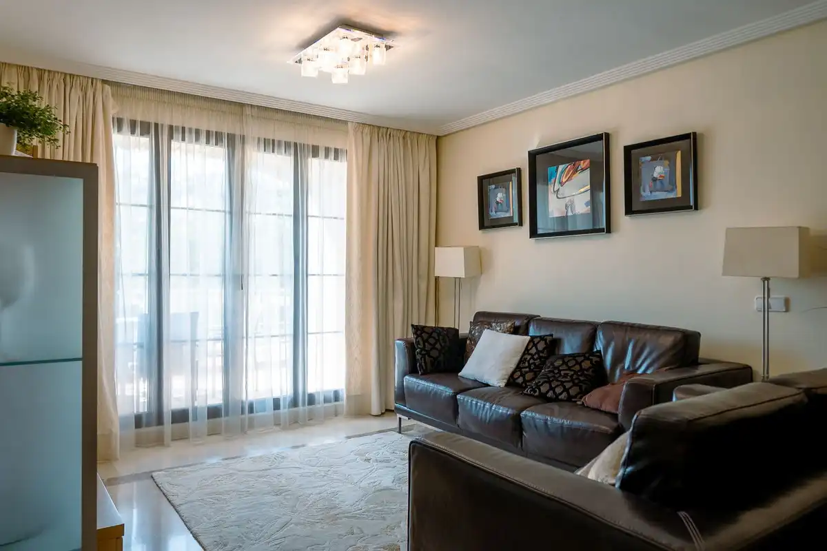 Sala d'estar de Apartament en venda en Benahavís amb Aire condicionat, Terrassa i Alarma
