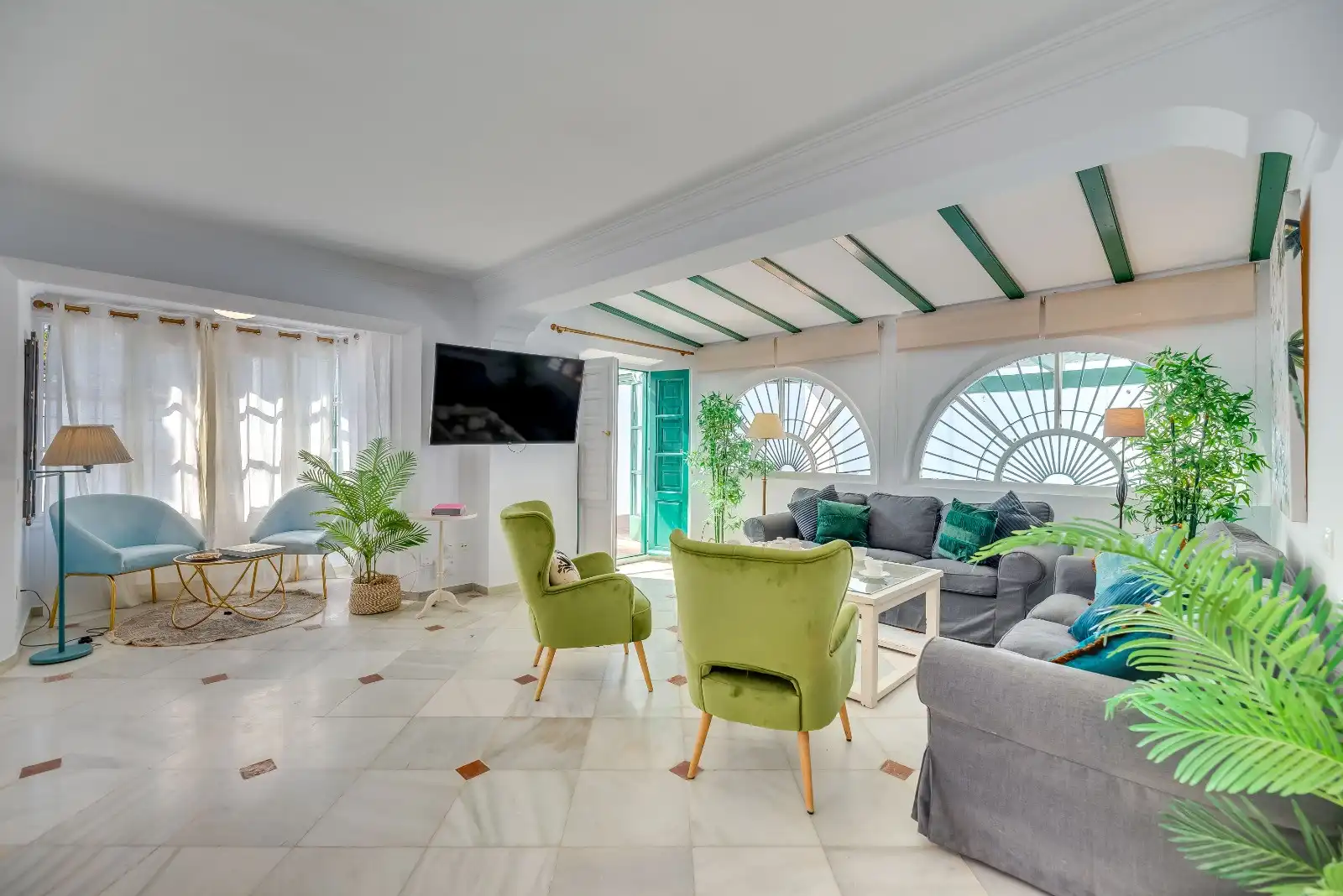 Sala de estar de Casa o chalet en venta en Marbella con Aire acondicionado, Calefacción y Jardín privado