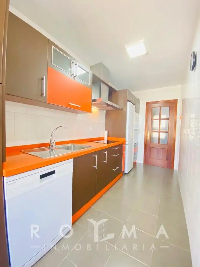 Küche von Wohnung zur Miete in Dos Hermanas mit Klimaanlage, Abstellraum und Balkon