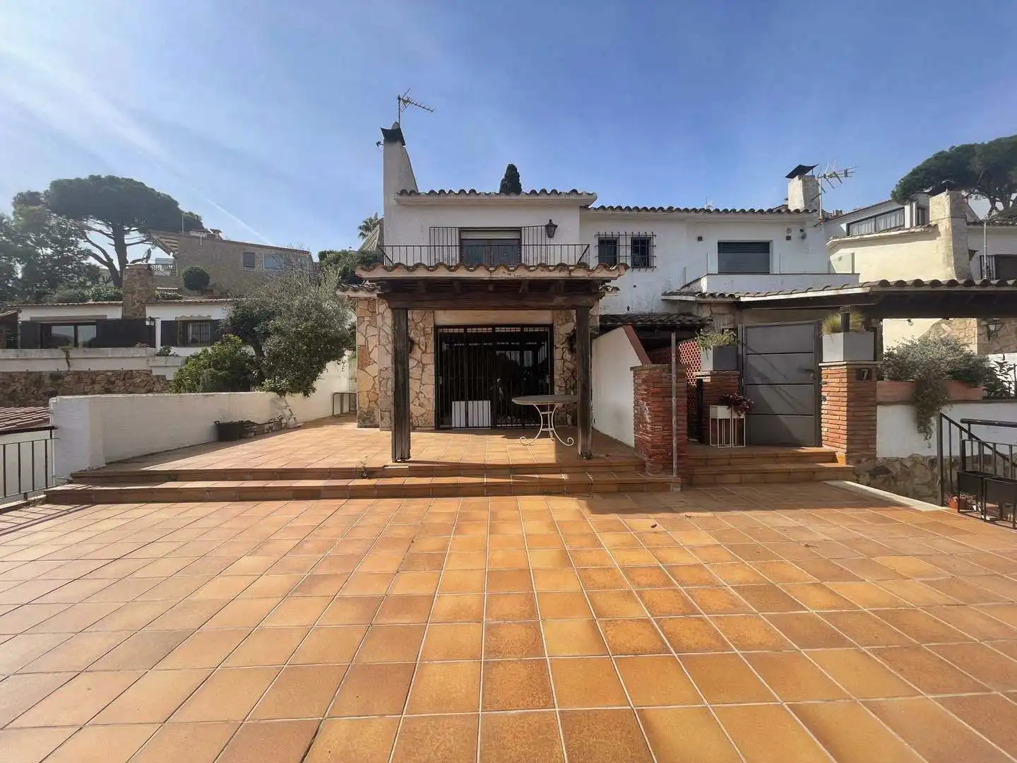 Außenansicht von Einfamilien-Reihenhaus zum Verkauf in Lloret de Mar mit Terrasse