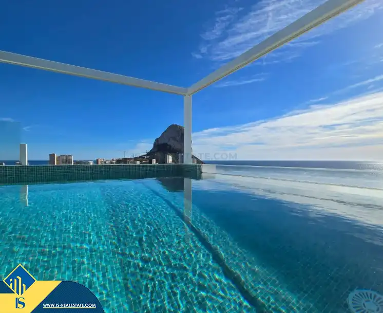 Ático con piscina en venta en Marisol Park - Ortembach - Los Almendros