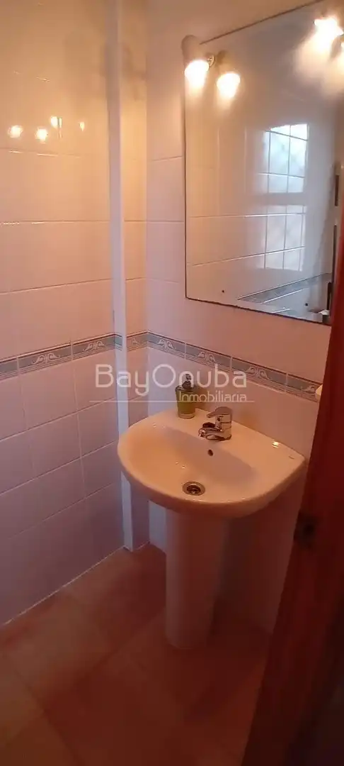 Badezimmer von Dachboden zur Miete in Punta Umbría mit Schwimmbad