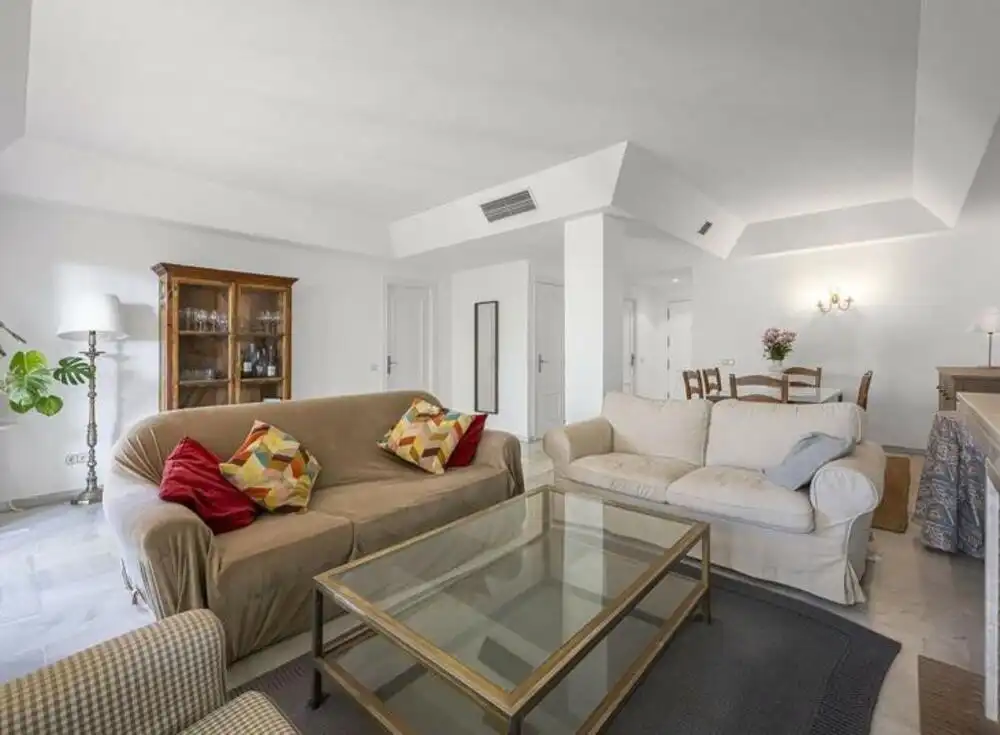 Sala d'estar de Casa adosada en venda en Estepona amb Aire condicionat, Terrassa i Piscina
