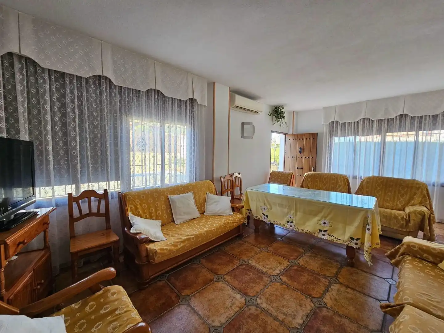 Sala d'estar de Casa o xalet en venda en Córdoba amb Aire condicionat, Calefacció i Jardí privat