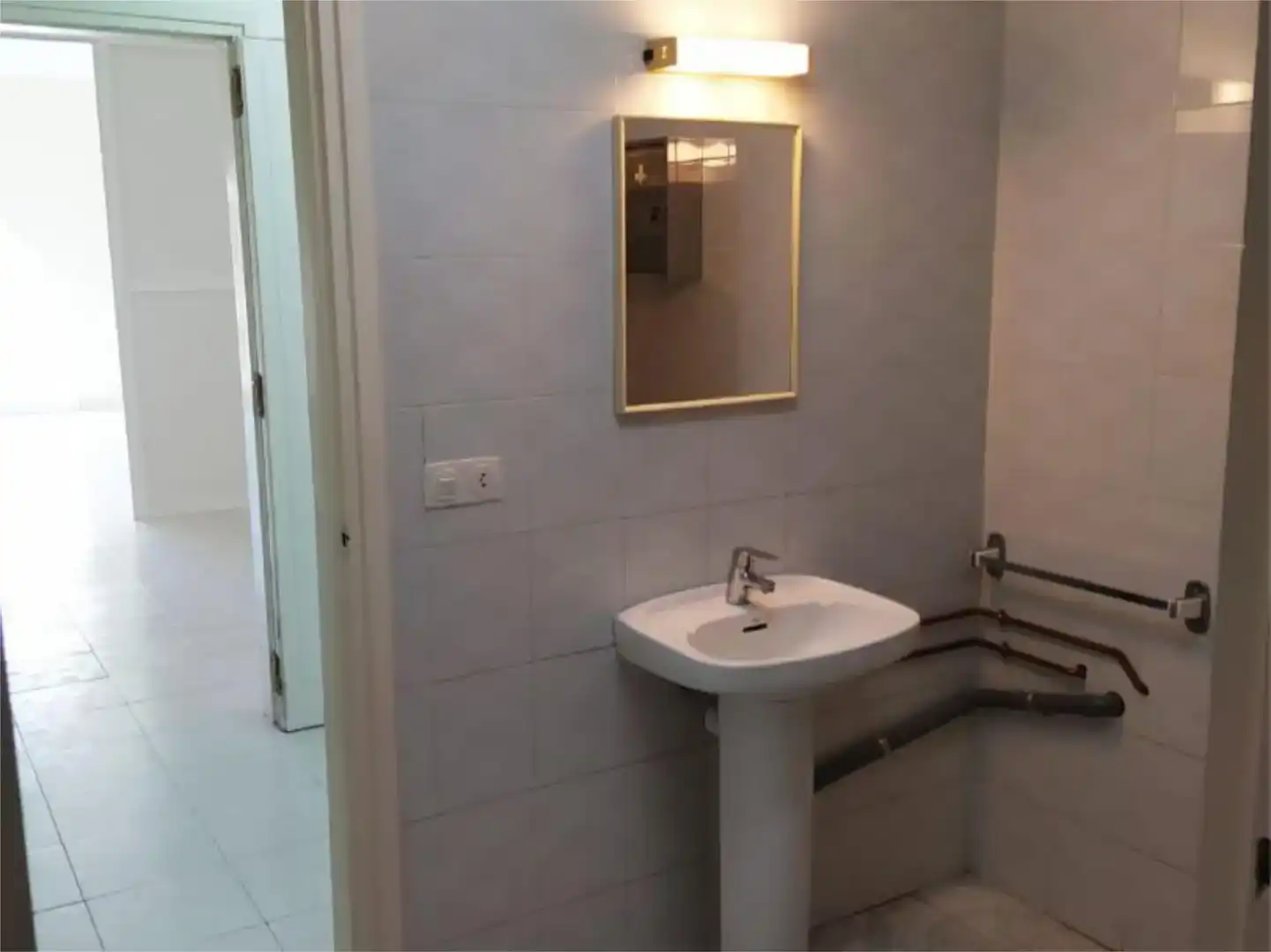 Badezimmer von Fabrikhallen zur Miete in Llers