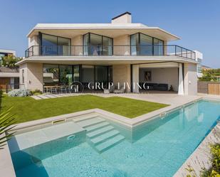 Vista exterior de Casa o xalet de lloguer en Sitges amb Aire condicionat, Calefacció i Jardí privat